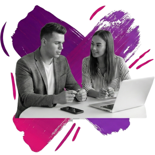 Mężczyzna i kobieta siedzący przy biurku, patrzący na laptopa, omawiają jakiś projekt