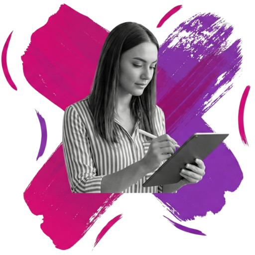 Kobieta trzymająca tablet w ręku i notująca na nim coś w skupieniu